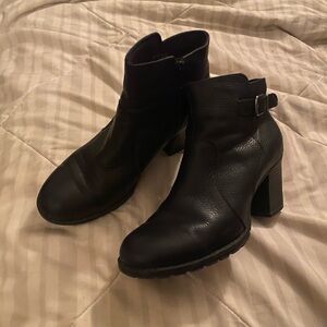 Glossy Black Clarks Pebbled Women’s Ankle Boots‎, Size 7.5